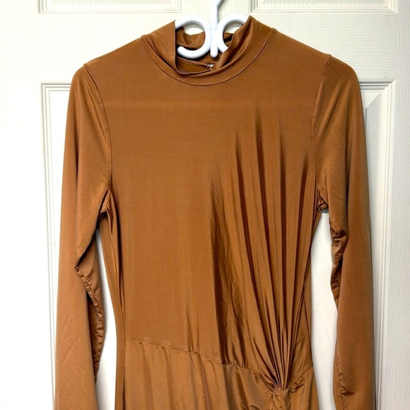 Madison Dress in Toffee
YOUNG, FABULOUS & BROKE large - Picture 5 of 5